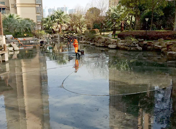 青秀景观池淤泥清理