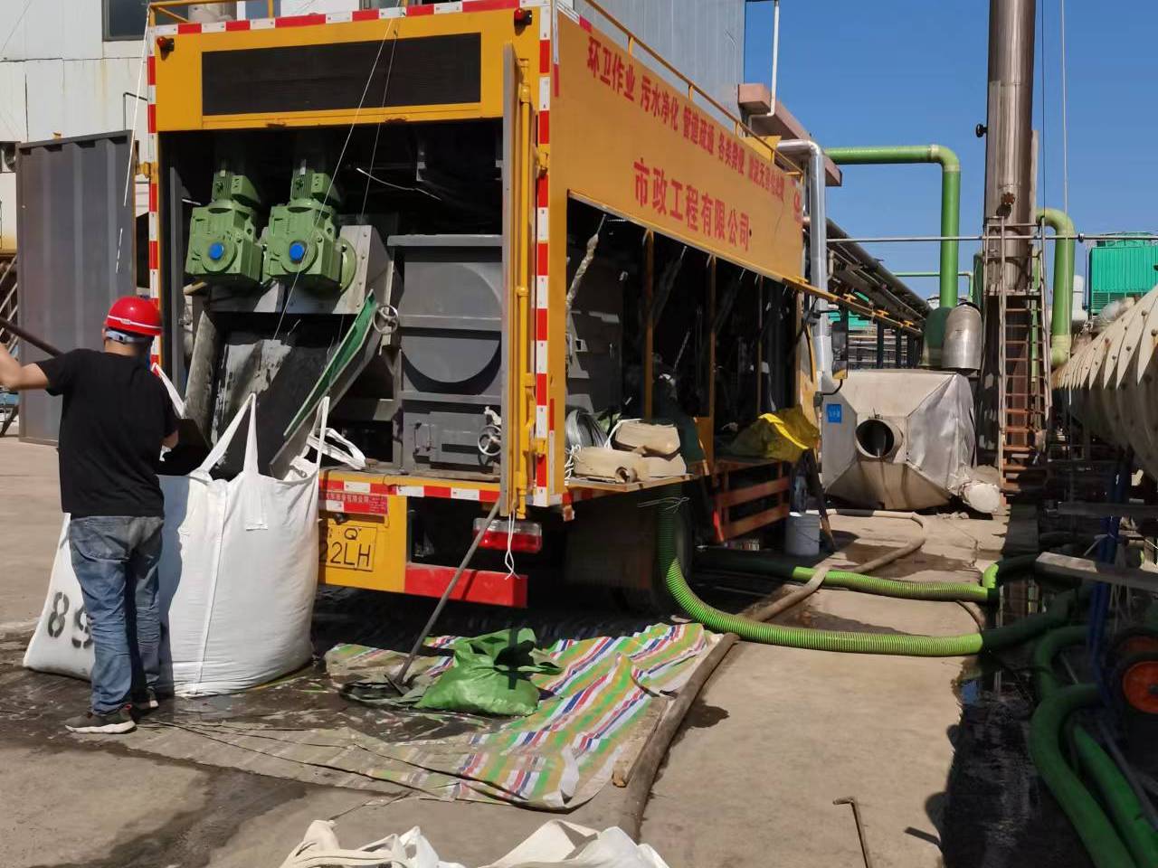 青秀淤泥压干处理