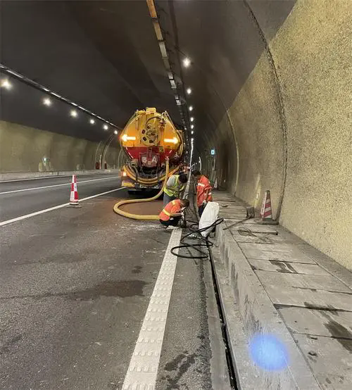 青秀隧道排水渠清淤